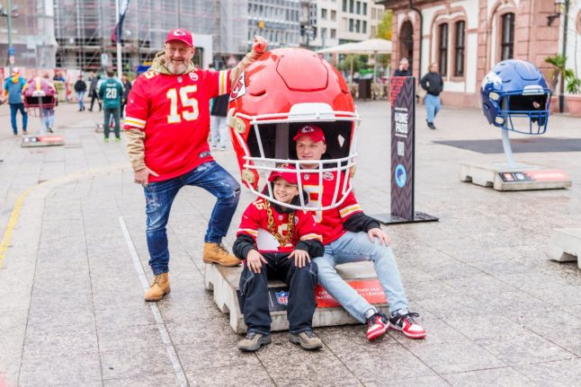 Oliver and his two sons Jan and Noah with an oversized Kansas City Chiefs helmet on the fan mile in Frankfurt on November 5th.