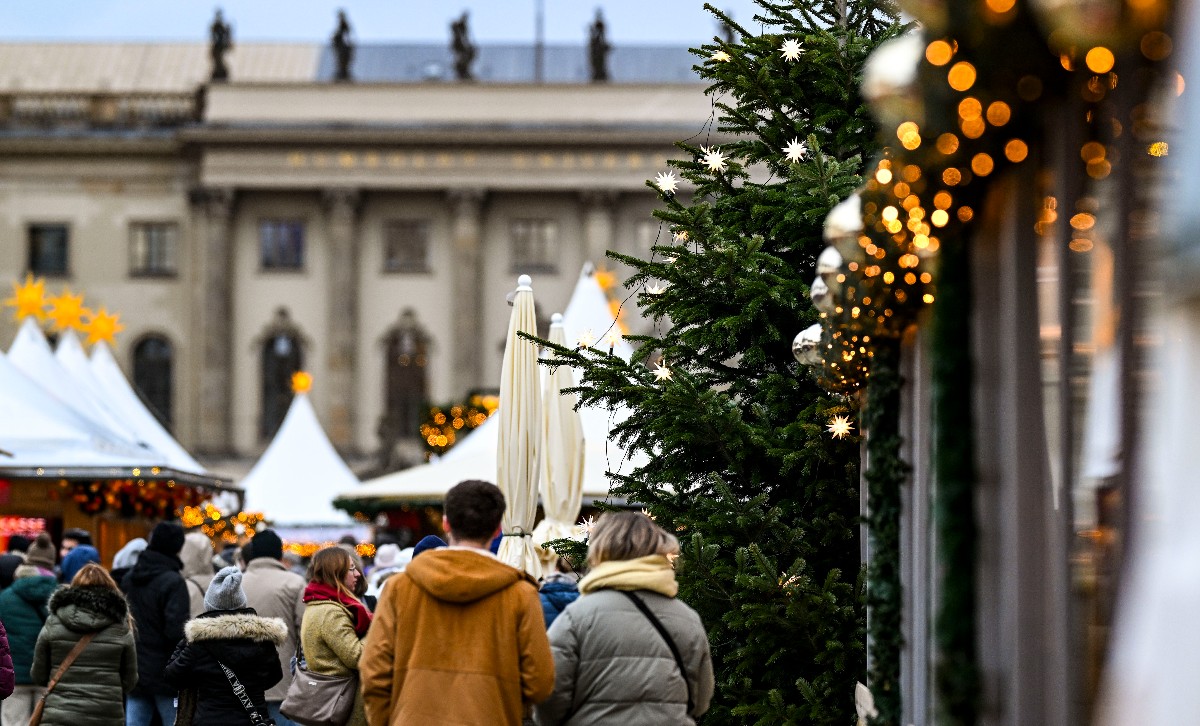 The first visitors at the Christmas market on Bebelplatz in Berlin.