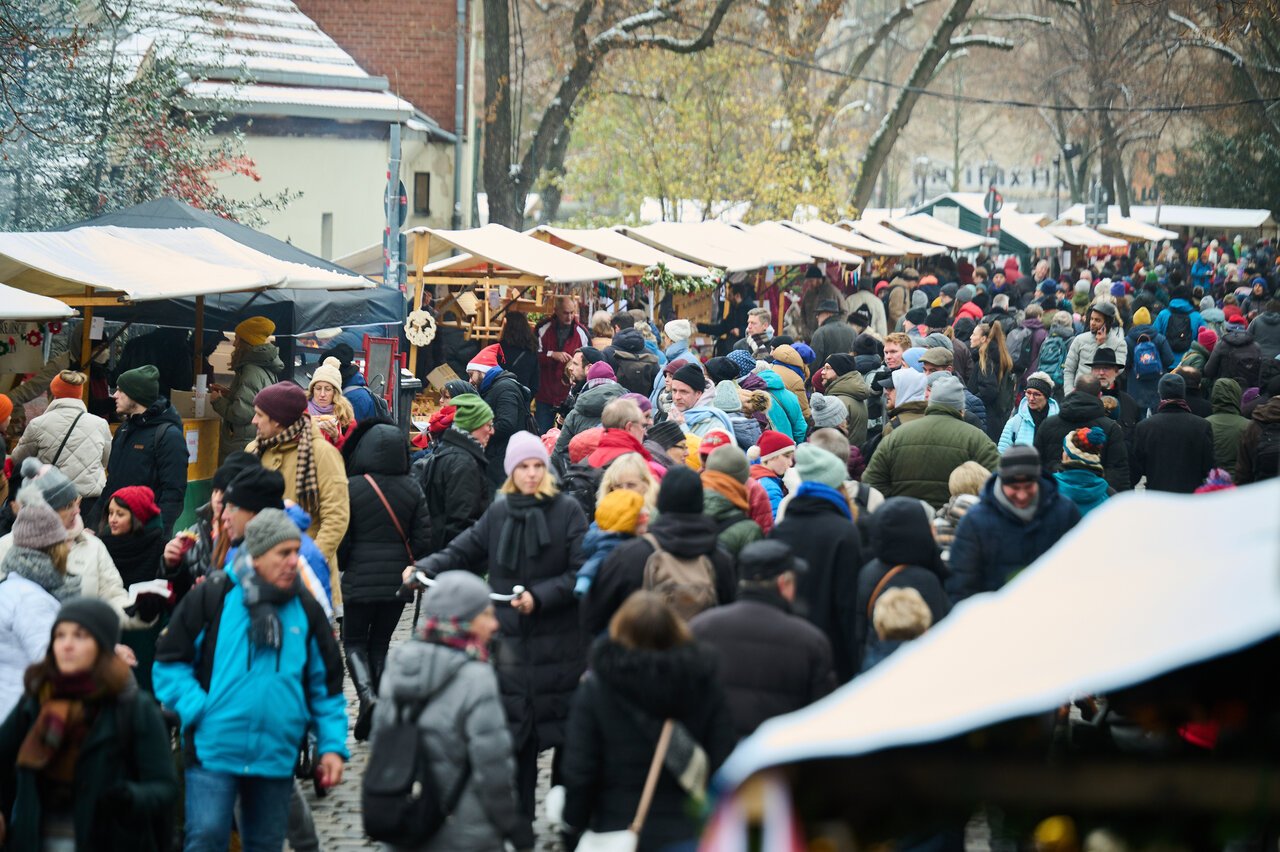 People enjoy the Rixdorf Christmas market in 2022.