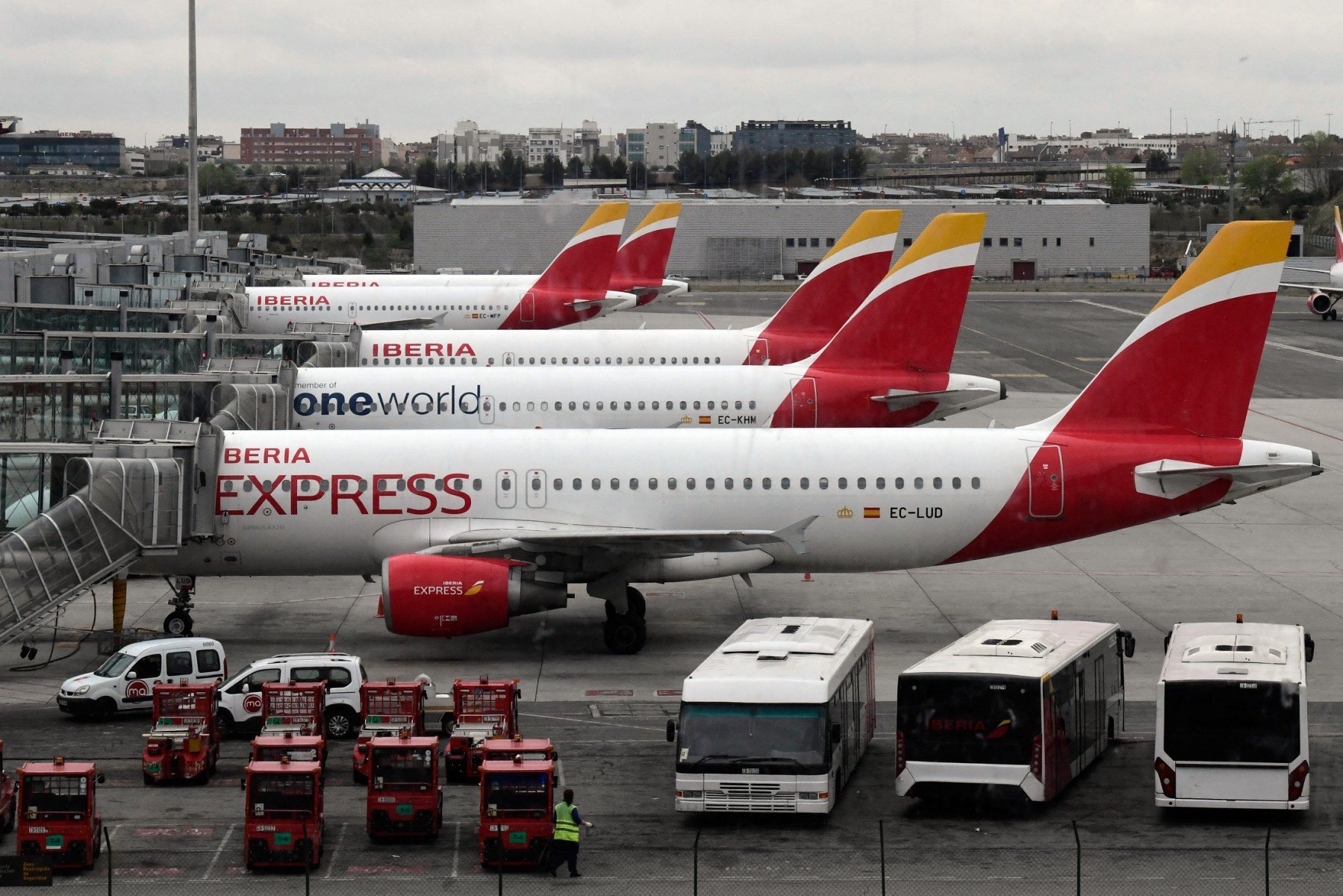 Spanish unions postpone Christmas airport strike action thumbnail