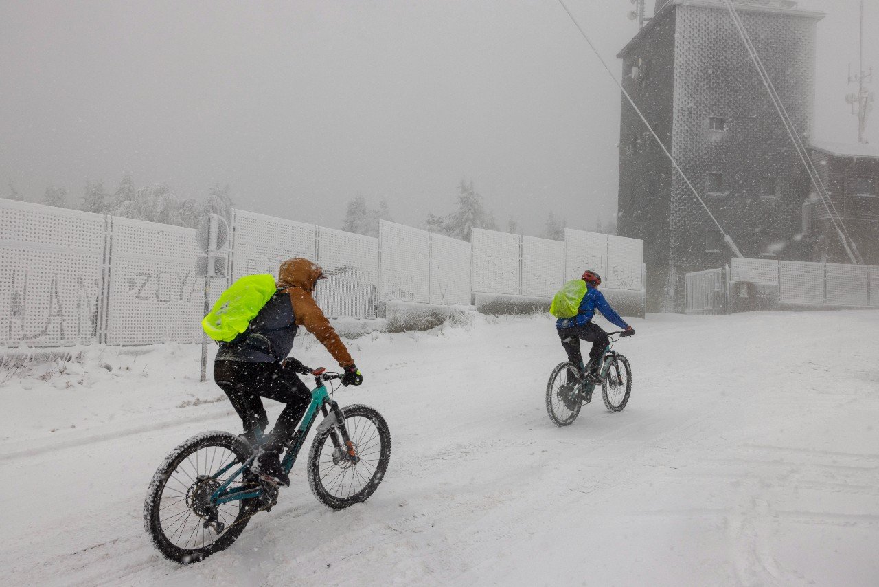 Feldberg snow cyclists