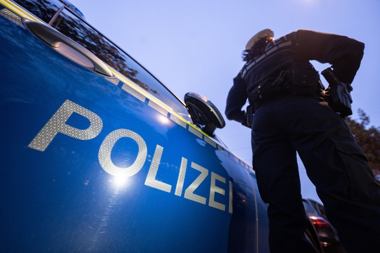 Police officer dawn raid Germany