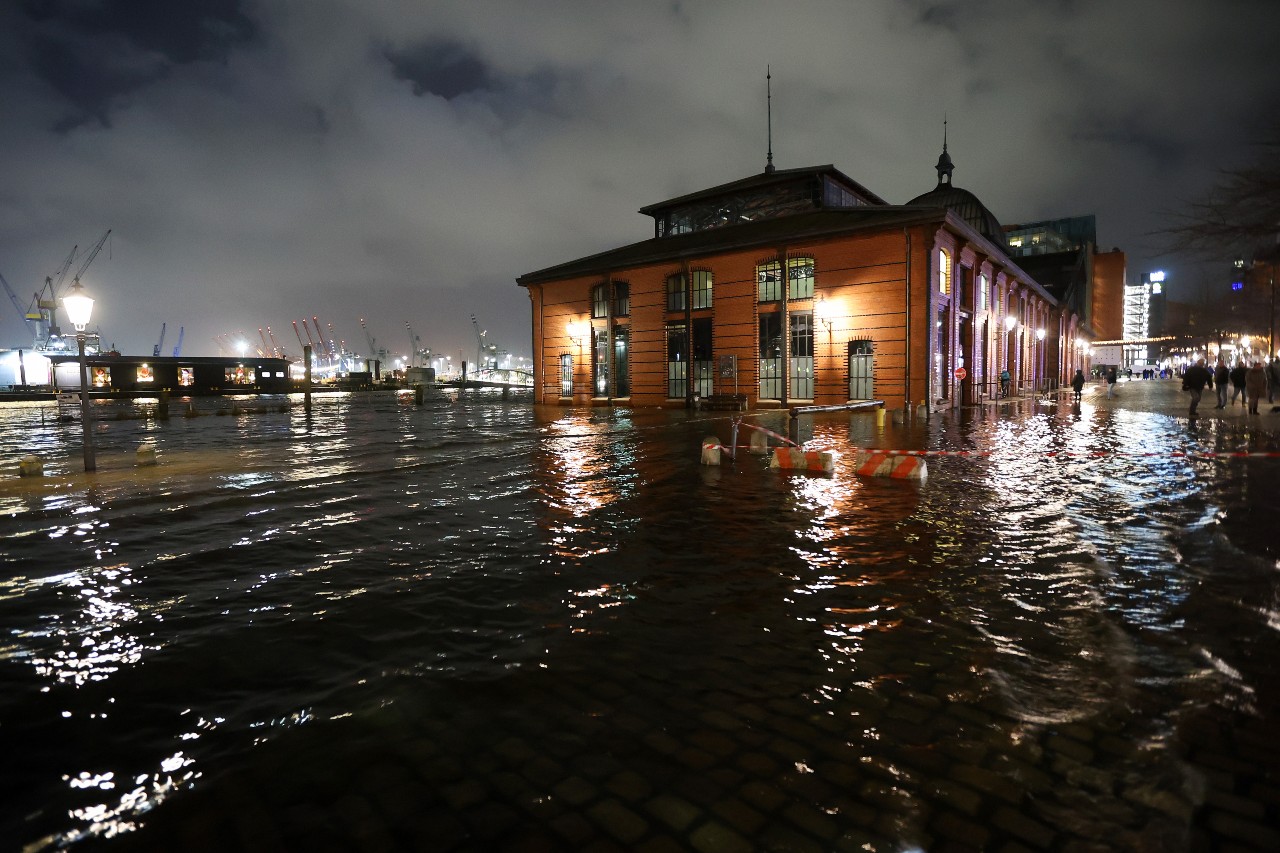 Hamburg Fish Market floods Storm Zoltan