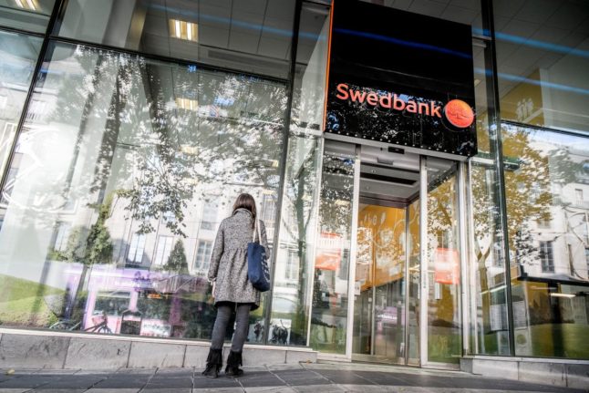 Sweden's financial watchdog urges banks close fewer accounts