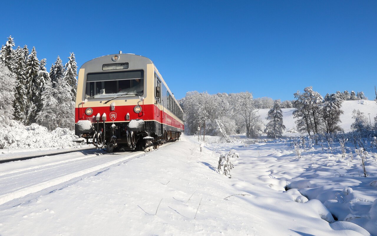 A stranded regional train from the Swabian Alb Railway on Sunday. 