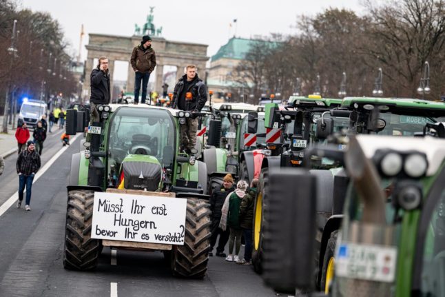Farmers at a demonstration called by the German Farmers' Association in Berlin, with the sign: “Do you have to starve before you understand?”