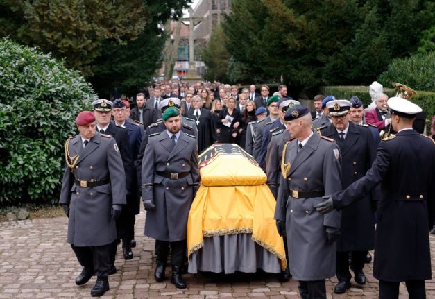After the funeral service for Wolfgang Schäuble, soldiers accompany the coffin on the way to the cemetery.