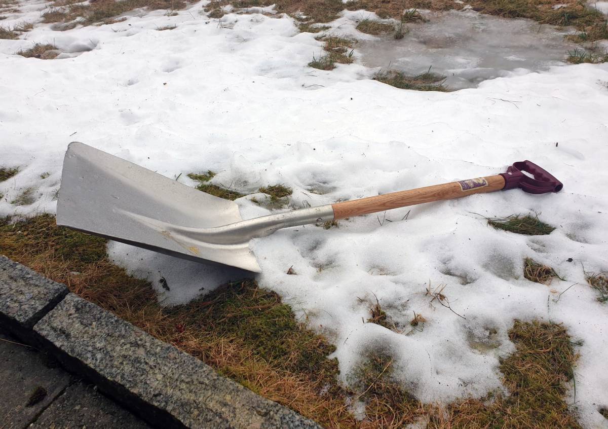 Snow shovel 2