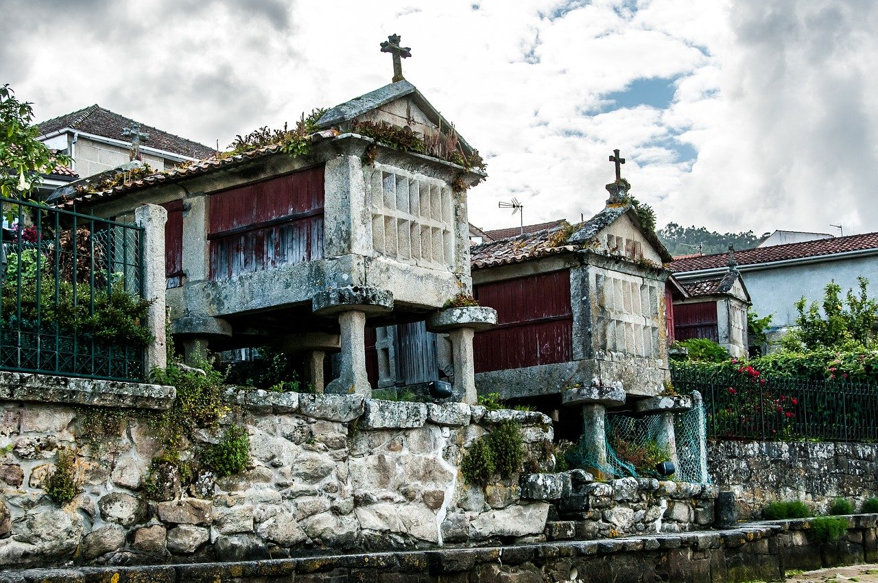 Hórreos: What are those small stone houses on stilts in Spain's Galicia? thumbnail