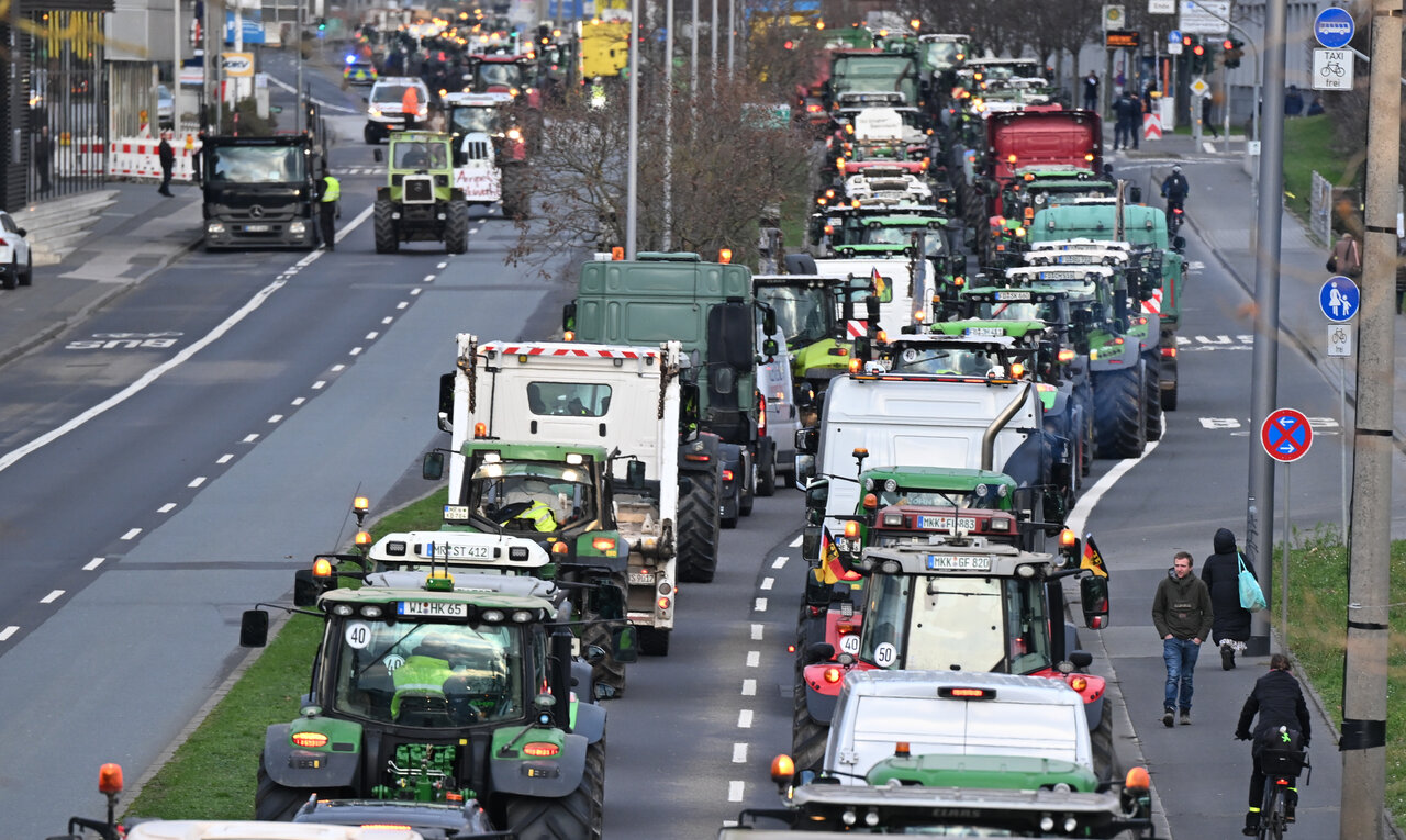 Farmers from Hesse on Mainzer Straße in Weißbaden with their tractors on Monday.