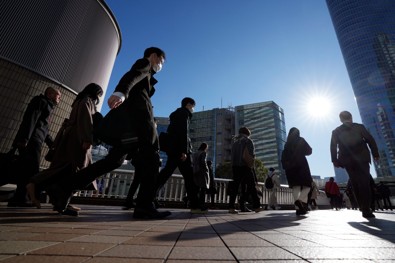 Commuters walk through the centre of Tokio