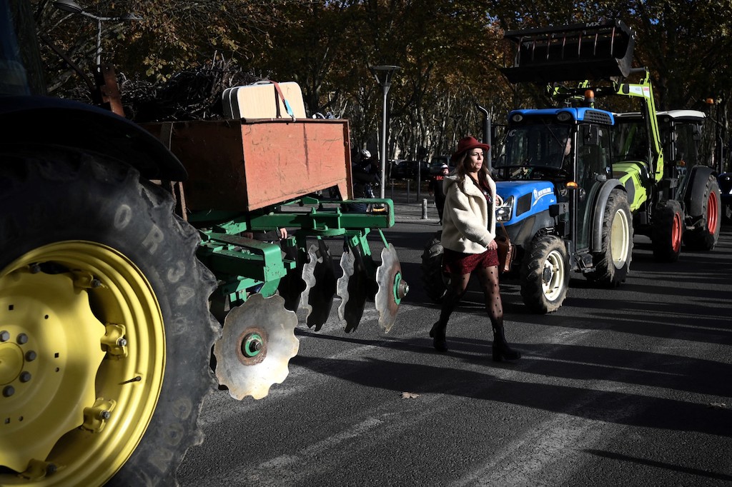 Farmers' protests snarl traffic in southern Spain thumbnail