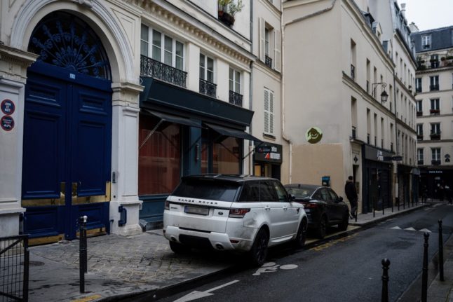Paris votes in favour of €18-per-hour parking fees for SUVs