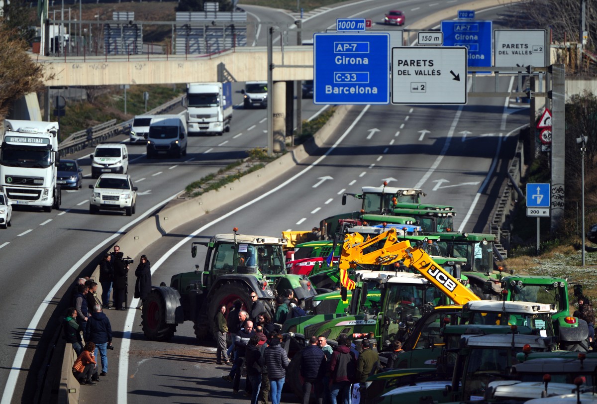 Where are farmers blocking roads in Spain on Thursday? thumbnail