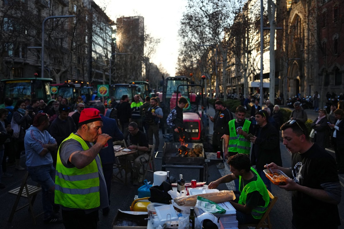 LATEST: Unions join Spanish farmers on third day of roadblocks thumbnail