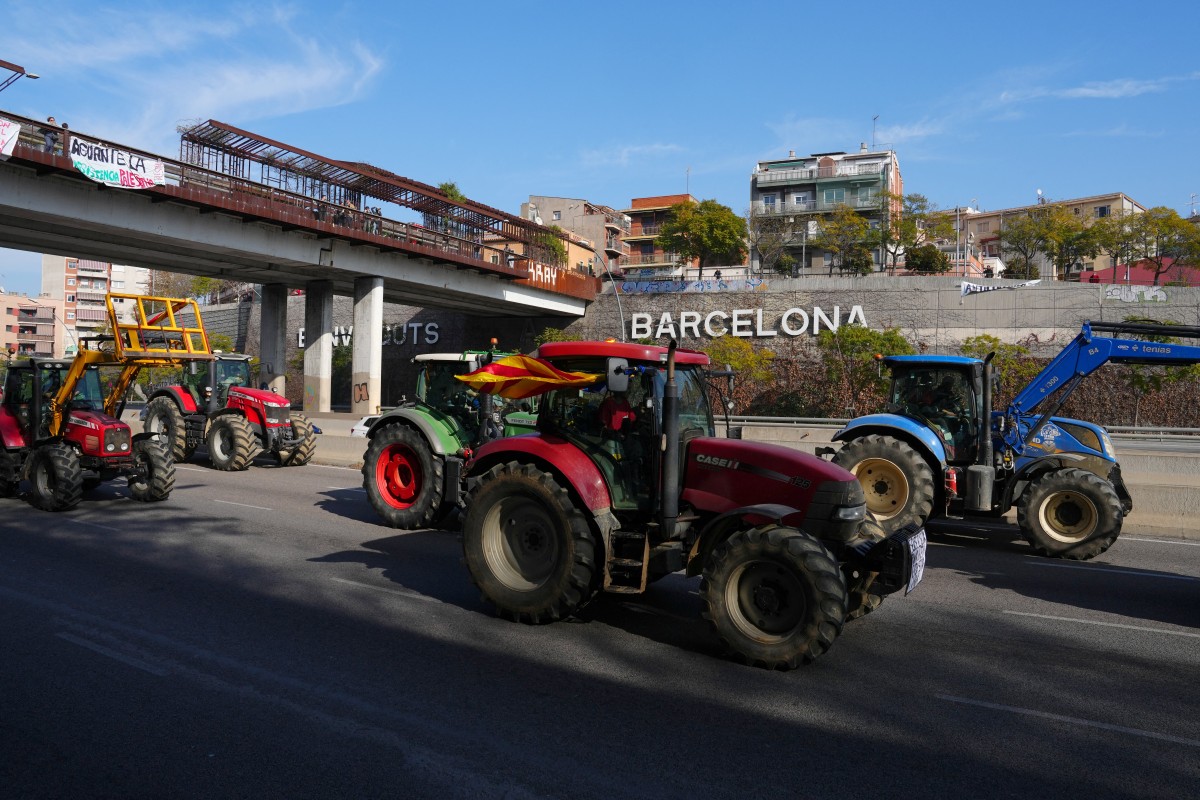 Hundreds of tractors descend on Barcelona on second day of Spain's farmer protests thumbnail