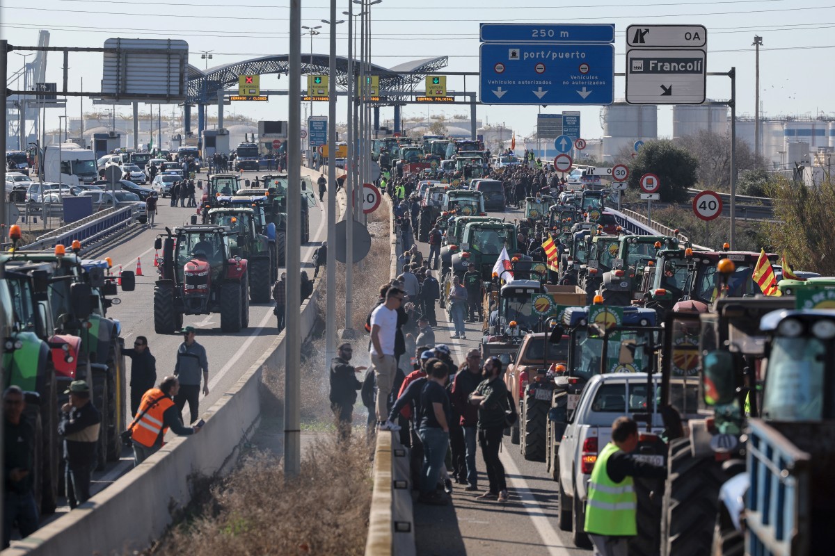 Spanish farmers roll out slow tractor protests thumbnail