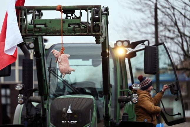 Polish farmers threaten to block key German border crossing