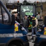 French farmers re-start protests and roadblocks