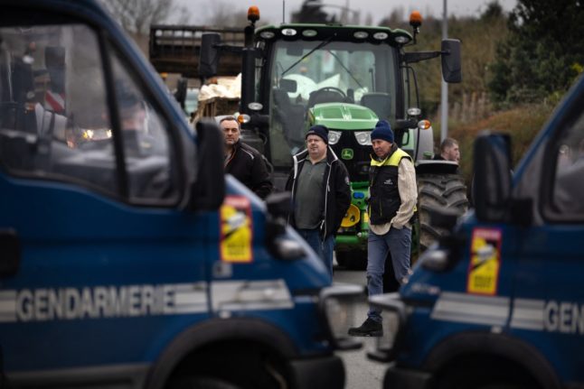 French farmers re-start protests and roadblocks