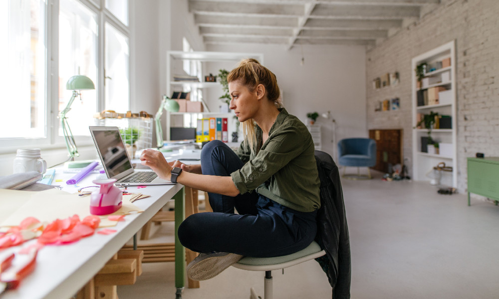 Freiberufler arbeiten an Laptops