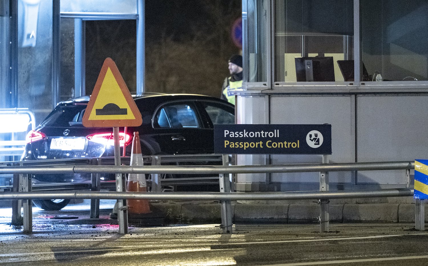 Do foreigners in Sweden have to carry their residence cards?