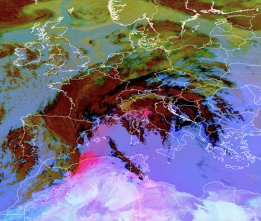 This RGB Dust Composition satellite image from 29th March, 2024 shows the Saharan dust in pink. Its trajectory towards Europe is clearly visible despite the many clouds.