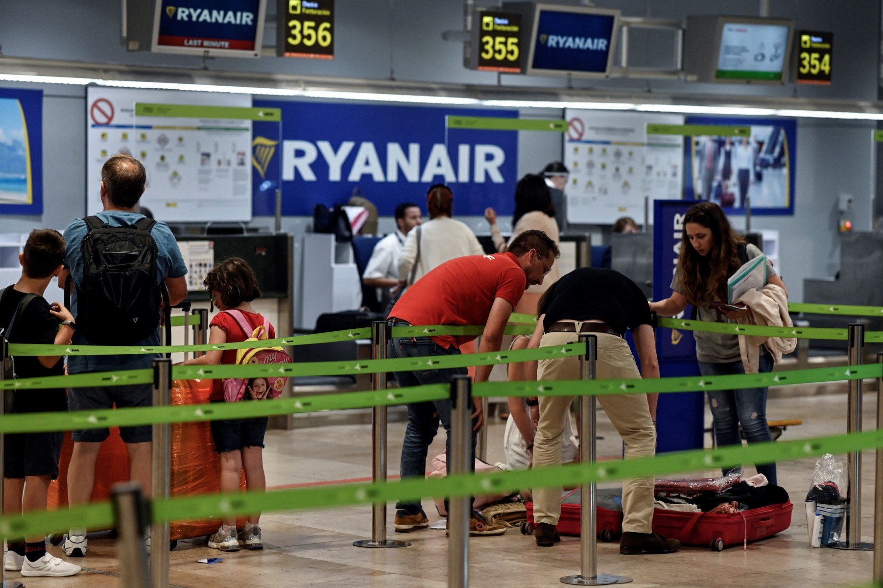 Strike action at Spanish airports set to disrupt Easter travel thumbnail