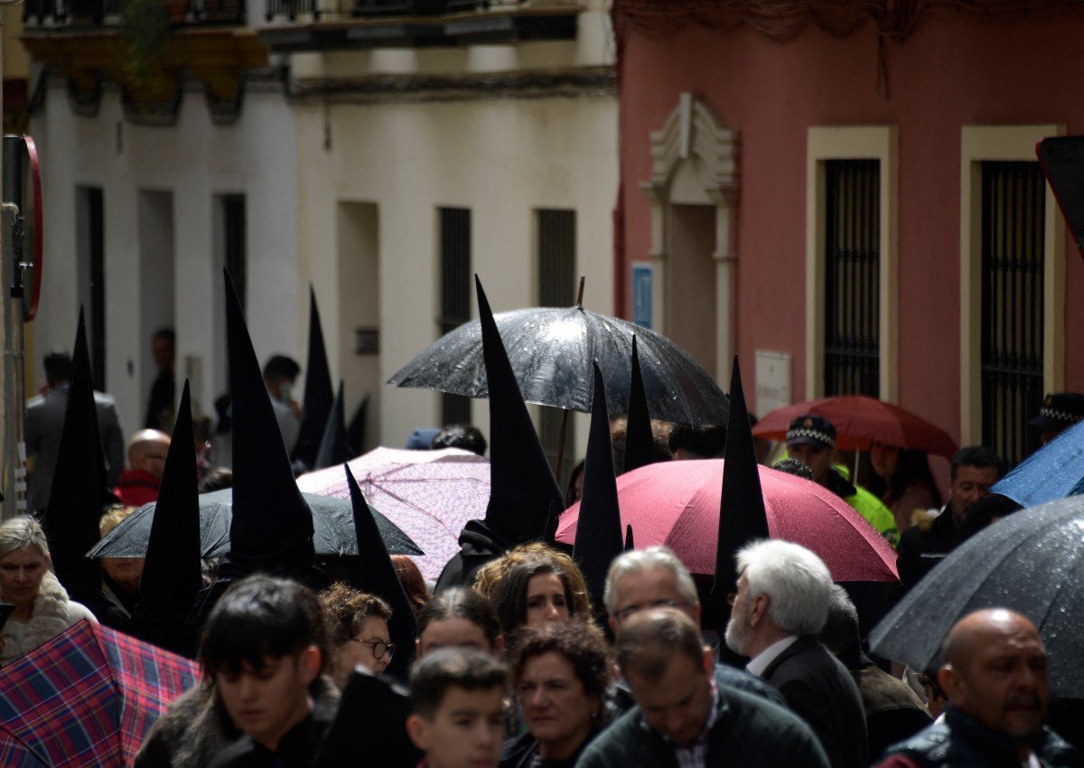 Storm Nelson dampens Spain's Semana Santa celebrations thumbnail