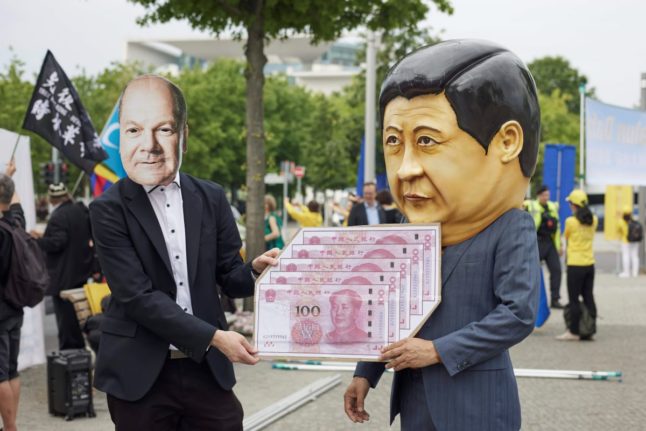 satirical protest of Scholz in China
