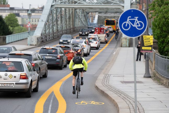 Elbe bridge traffic and cyclists