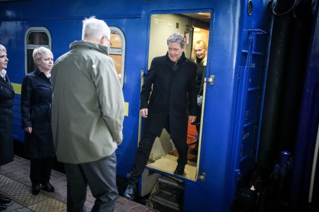Robert Habeck (Greens), Minister for Economic Affairs and Climate Protection, gets off the night train at Kyiv train station after his arrival on Thursday.