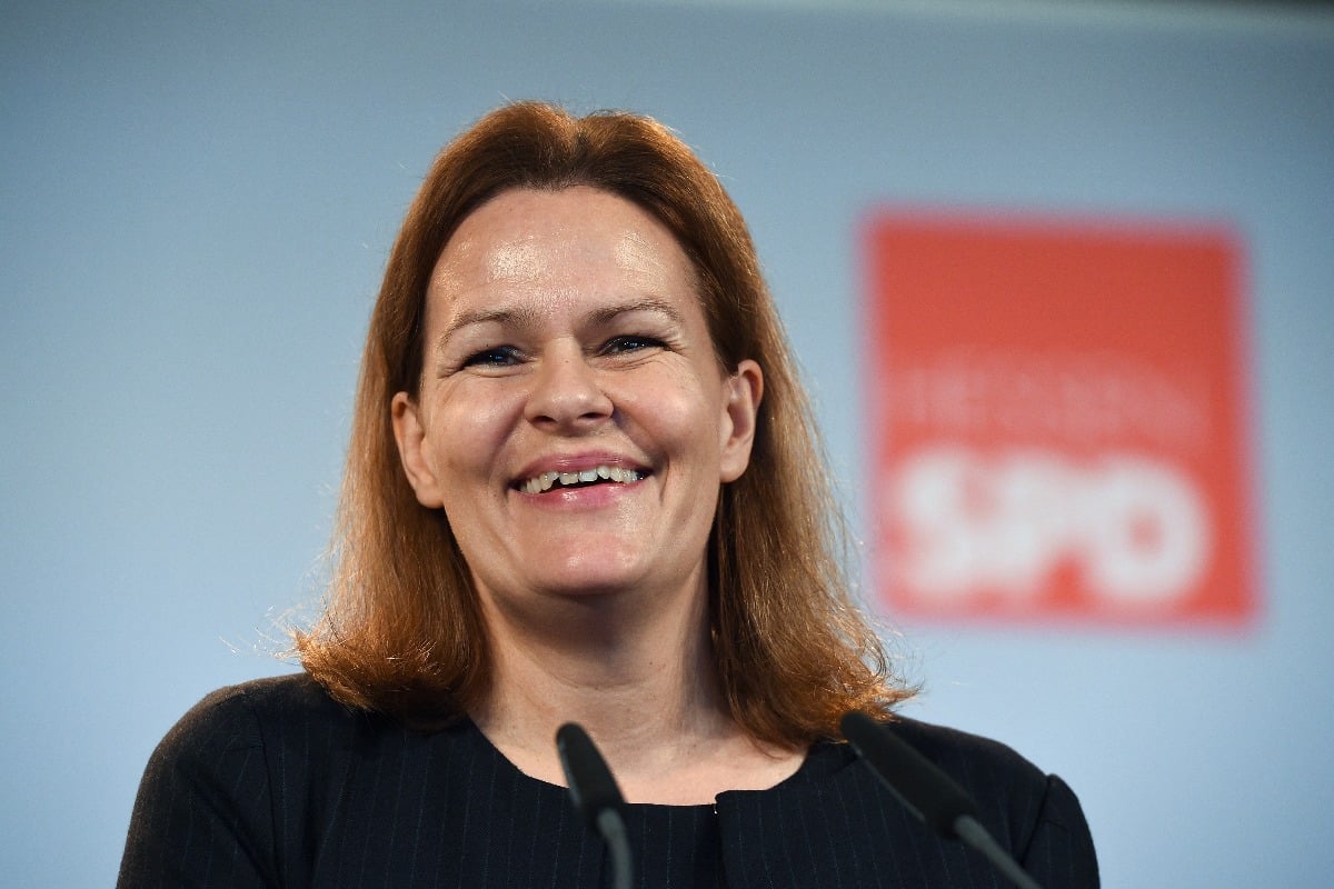 2015 年 11 月，南希·费瑟 (Nancy Faeser) 在卡塞尔（黑森州）举行的社民党州会议上微笑。 