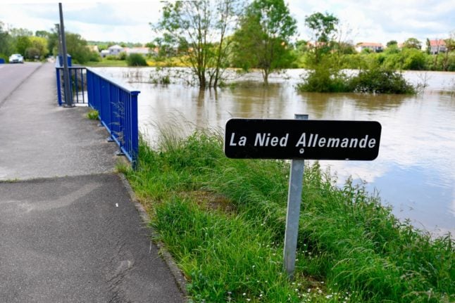 A photograph shows the German Nied river in Crehange, northeastern France