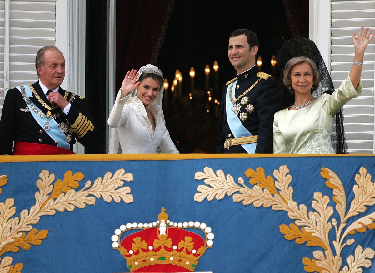 Spain's king and queen mark 20th wedding anniversary in new era for crown thumbnail
