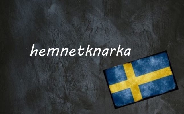 the word hemnetknarka written on a blackboard next to the swedish flag