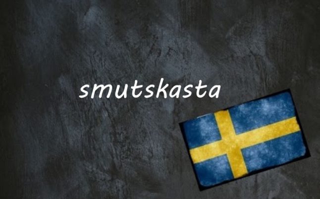 the word smutskasta written on a blackboard next to the swedish flag