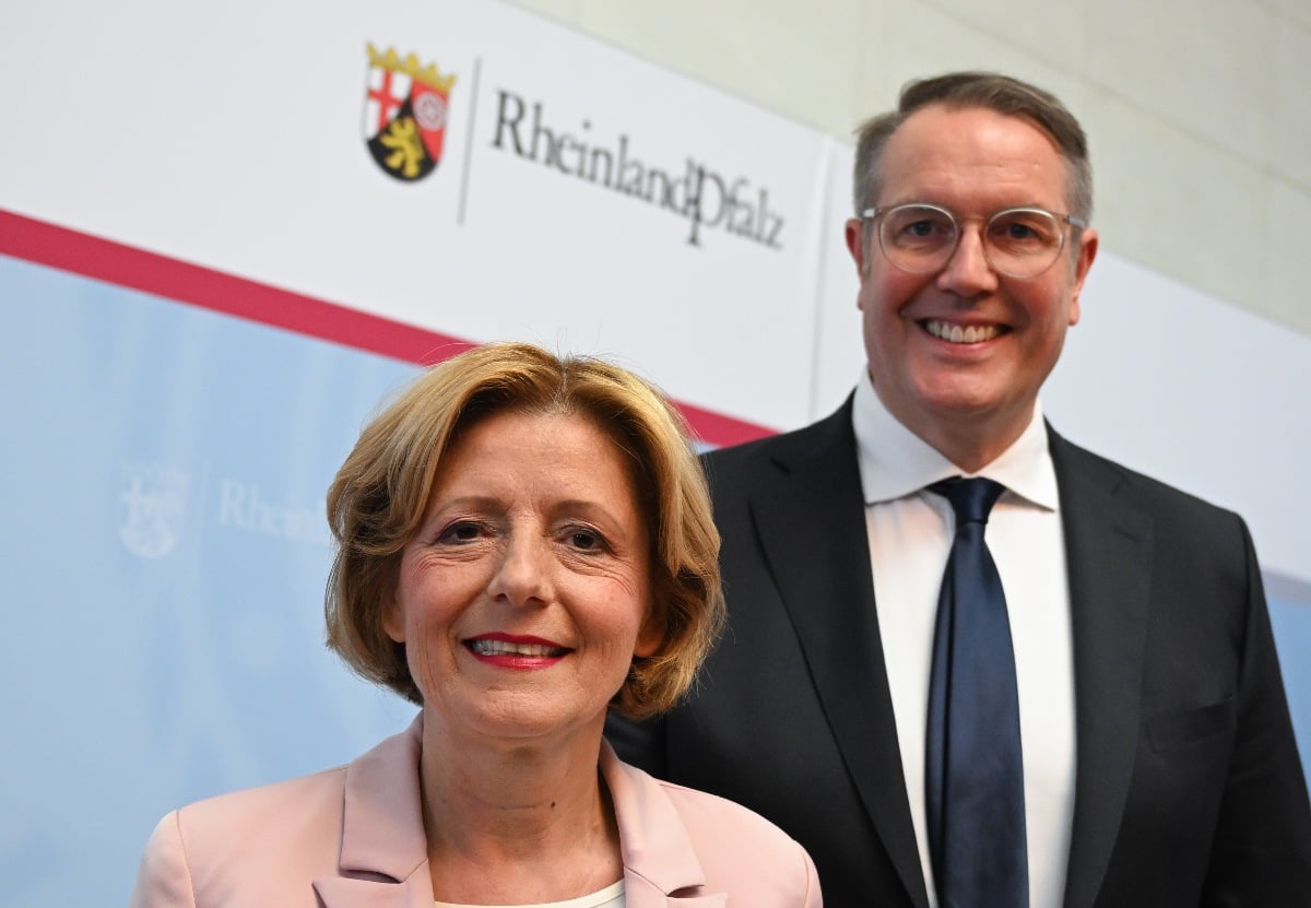Malu Dreyer with her successor Alexander Schweitzer. 