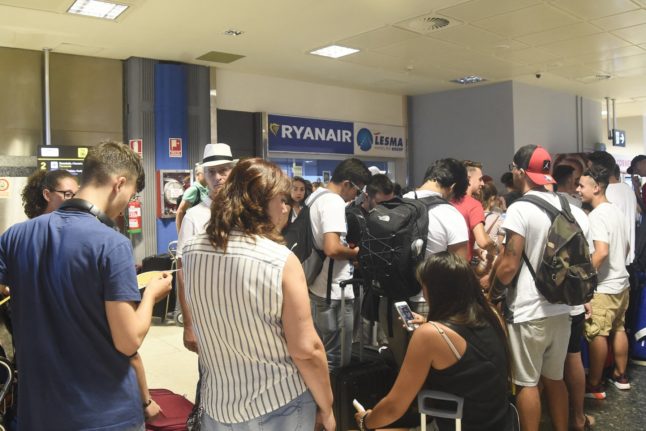 VIDEO: Four injured after ceiling collapses at Valencia airport