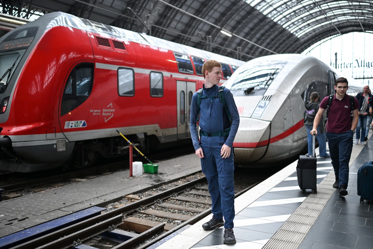 Lasse Stolley German teen who lives on trains