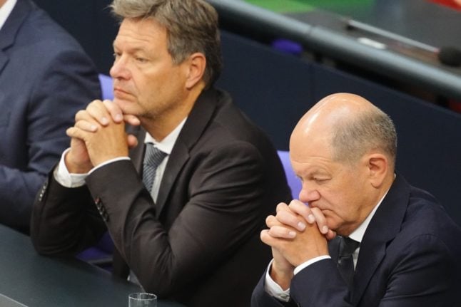 Economics Minister Robert Habeck (Greens) and Chancellor Olaf Scholz (SPD)