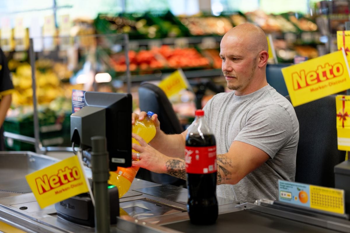 Netto cashier in action