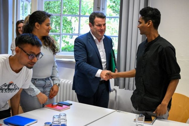 Hubertus Heil, Federal Minister of Labour and Social Affairs, welcomes Indian students of natural sciences and economics at Freie Universität (FU) Berlin. The government sees value in attracting skilled workers from India as part of its efforts to offset Germany's labour shortage.