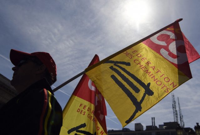 French rail union calls for demonstrations in favour of leftist government