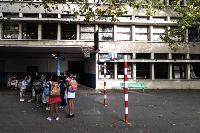French city to introduce fines for parents late to school pick-up