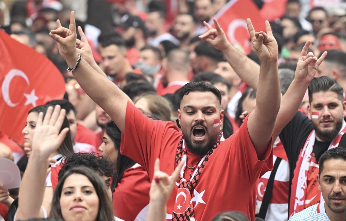 Police stop Turkish fan march in Berlin over far-right salute