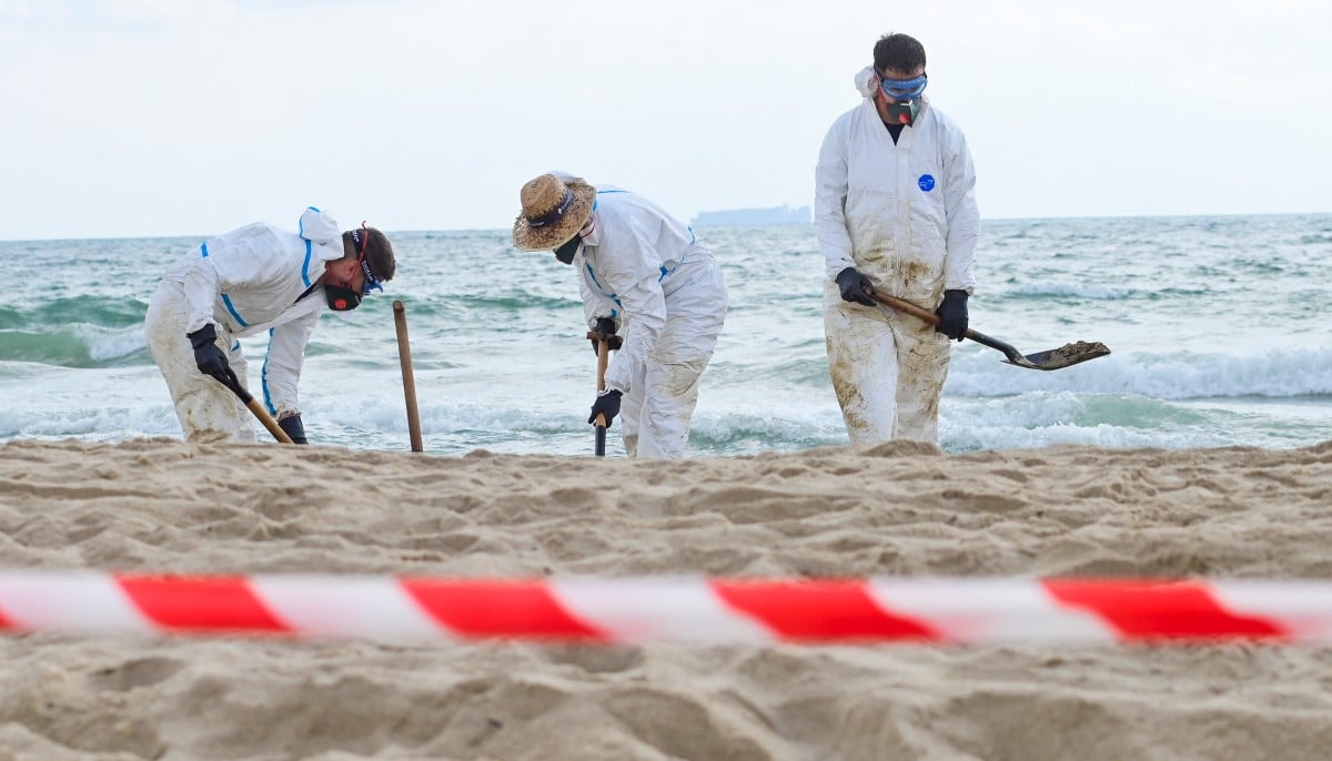 España limpia tras misterioso vertido que cierra tres playas de Valencia