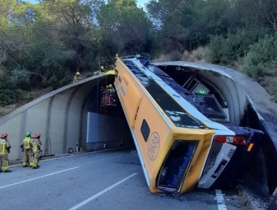 Three people critical as Inditex staff bus crashes near Barcelona