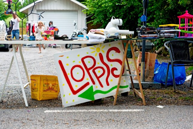 Why do Swedes love going to fleamarkets in the summer?