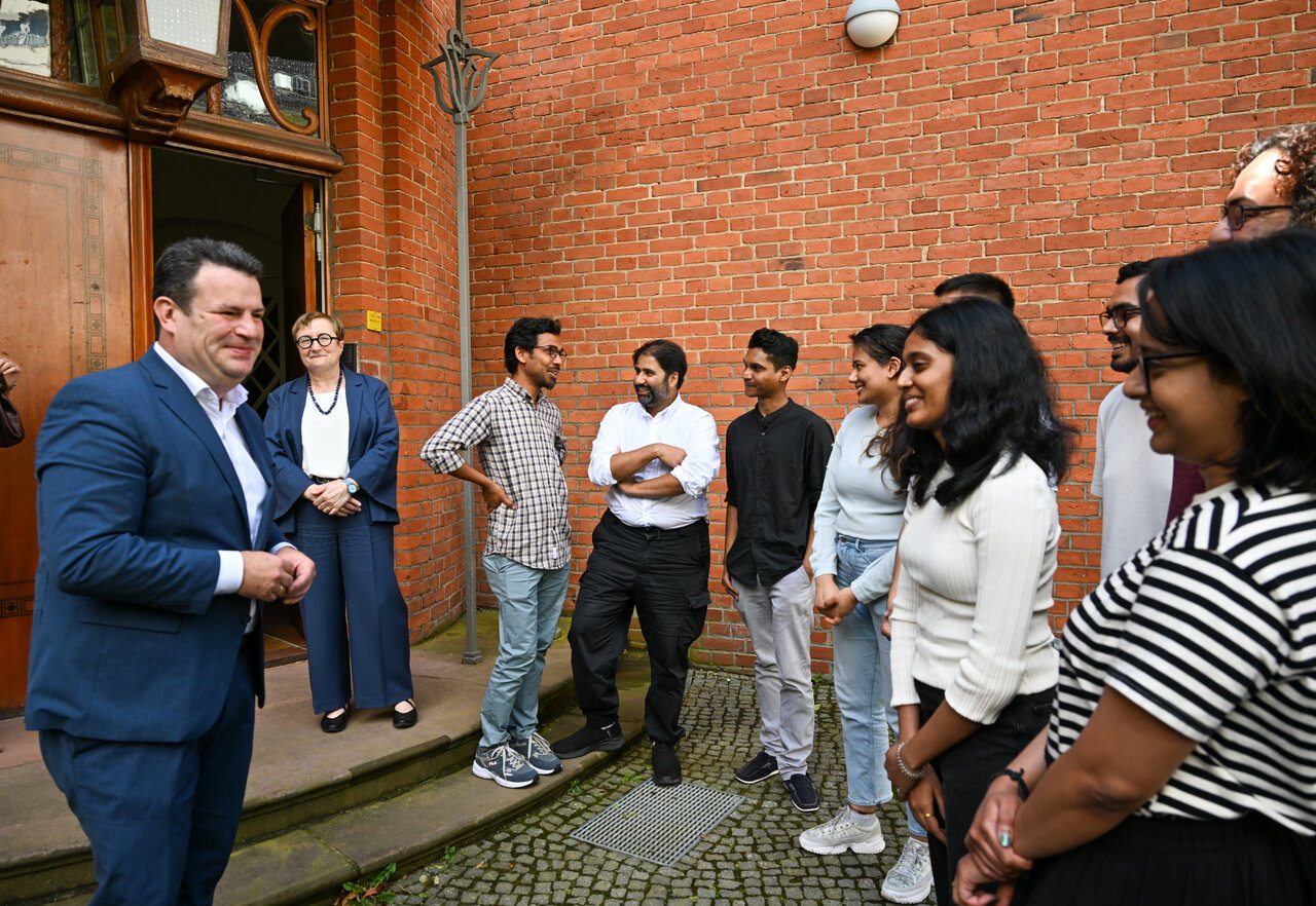Labour Minister Hubertus Heil meets Indian students in Berlin. 